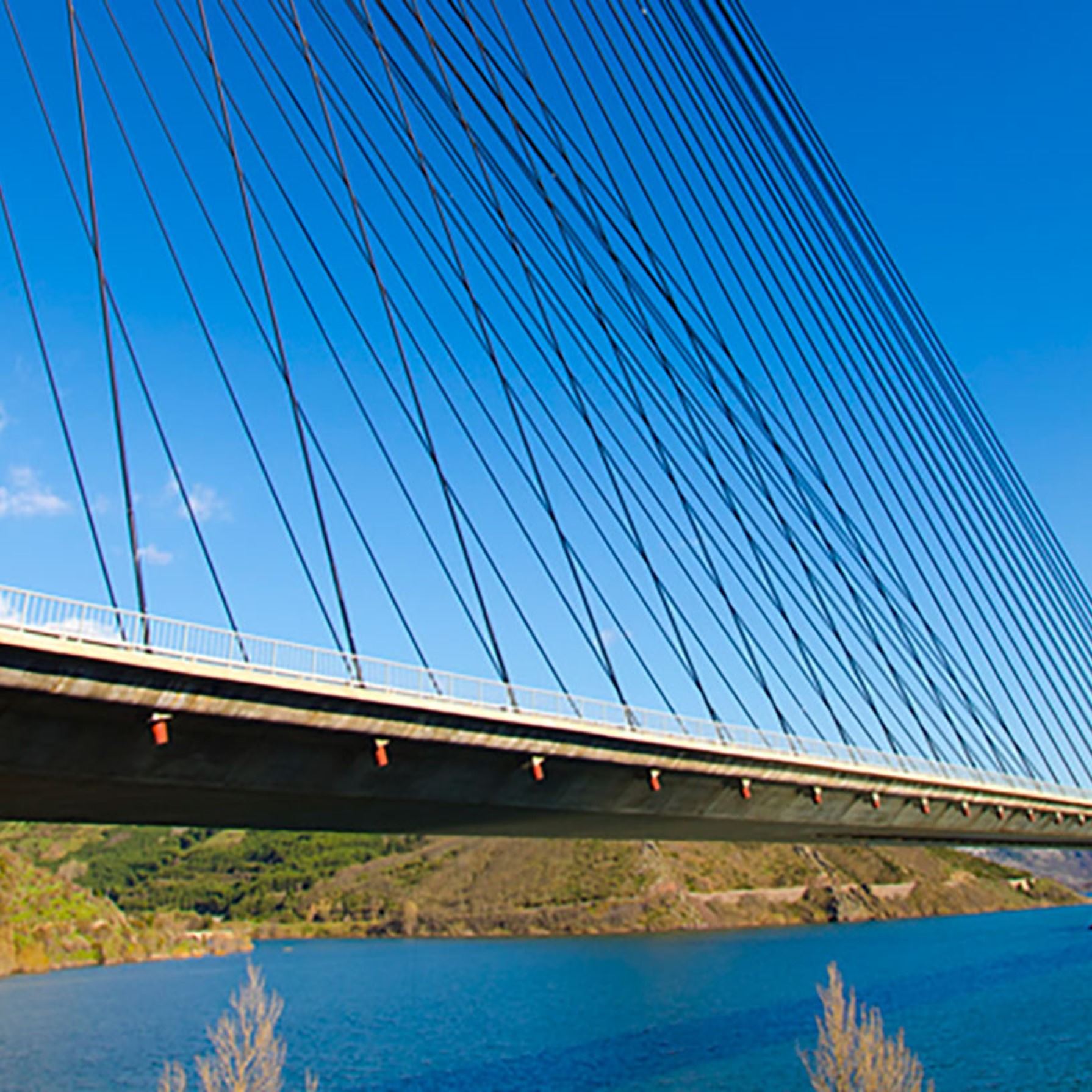 Puente-sobre-lago