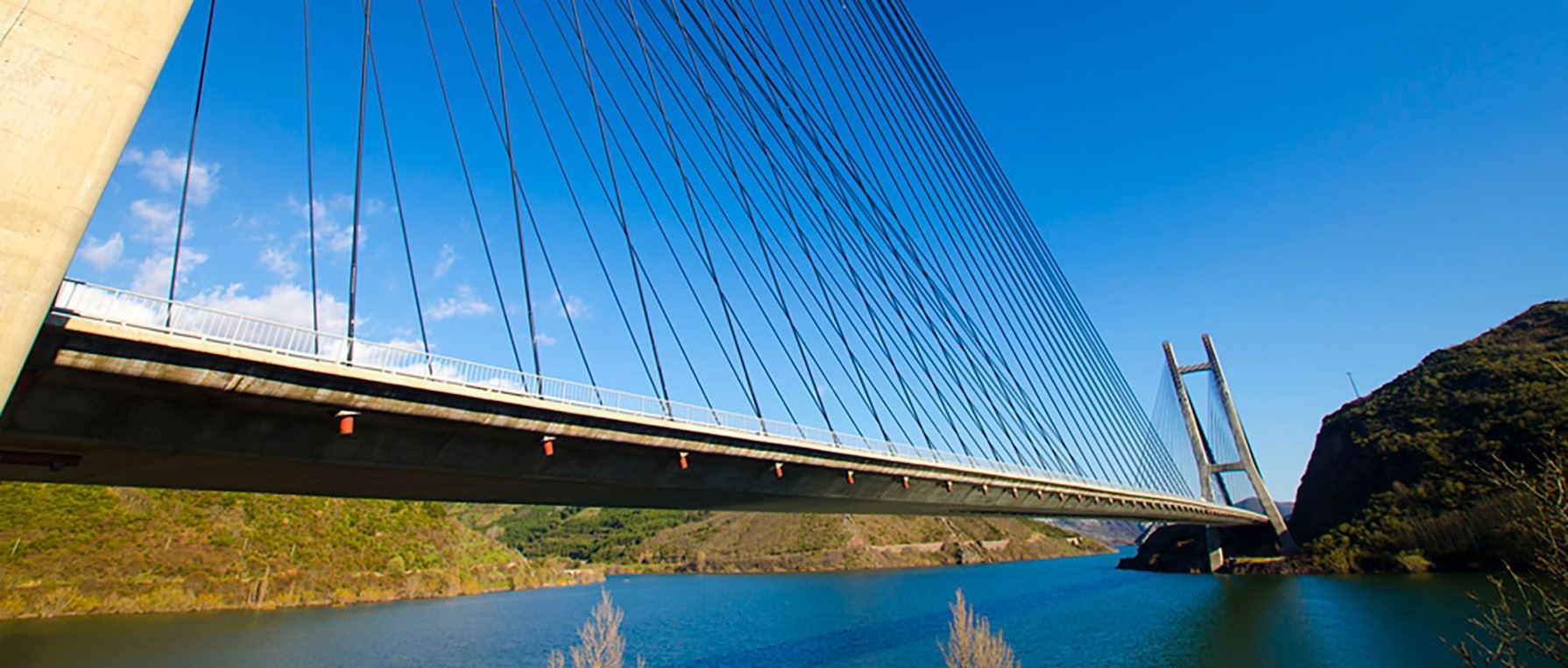 Puente-sobre-lago